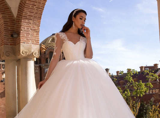 Best wedding dresses for plus-size apple-shaped women